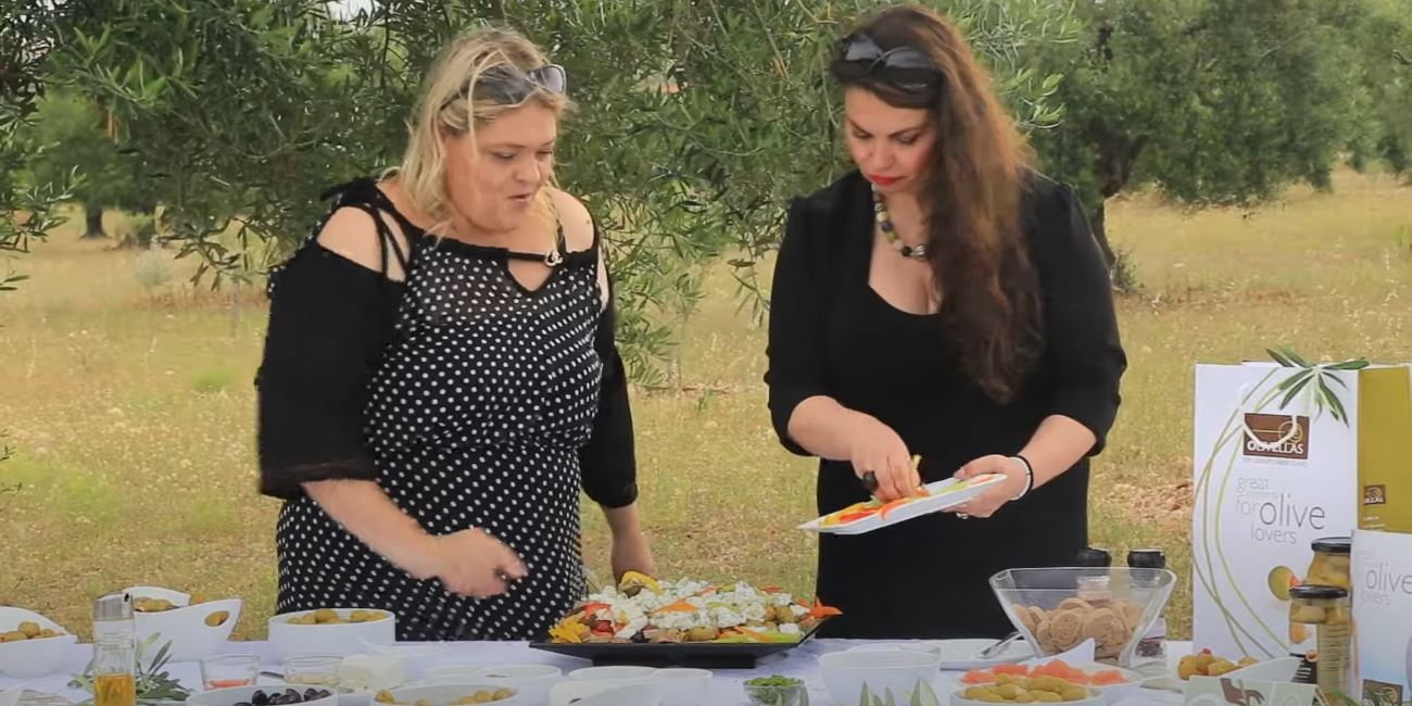  Cooking in Greek by Sofia. Μαγειρεύοντας υγιεινή σαλάτα στη Χαλκιδική  με τη Σοφία !