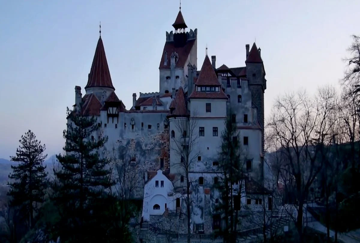  Ταξιδεύοντας στο εξωτερικό : Ο Γιώργος Παπαθανασόπουλος μας ταξιδεύει στο Κάστρο του Κόμη Δράκουλα στη Ρουμανία …