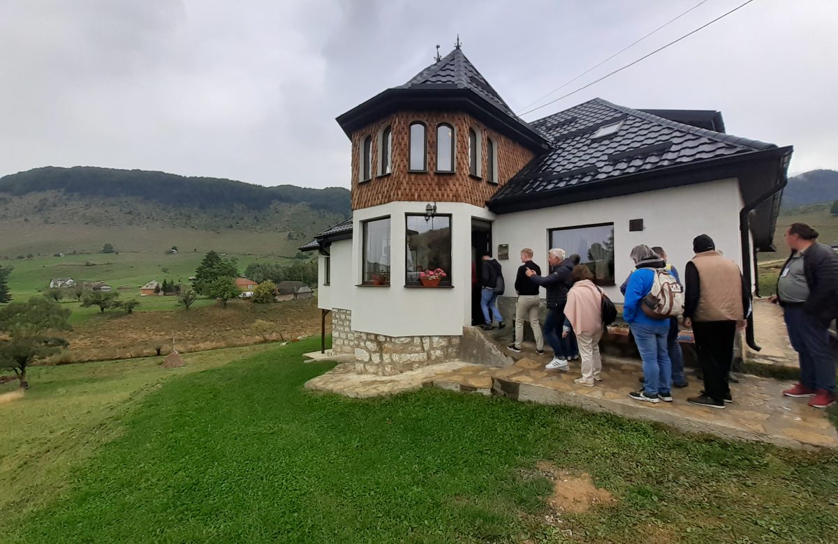 Ταξιδεύοντας στο εξωτερικό: Ο Γιώργος Παπαθανασόπουλος μας ταξιδεύει σε παραδοσιακά τουριστικά καταλύματα στη Ρουμανία …